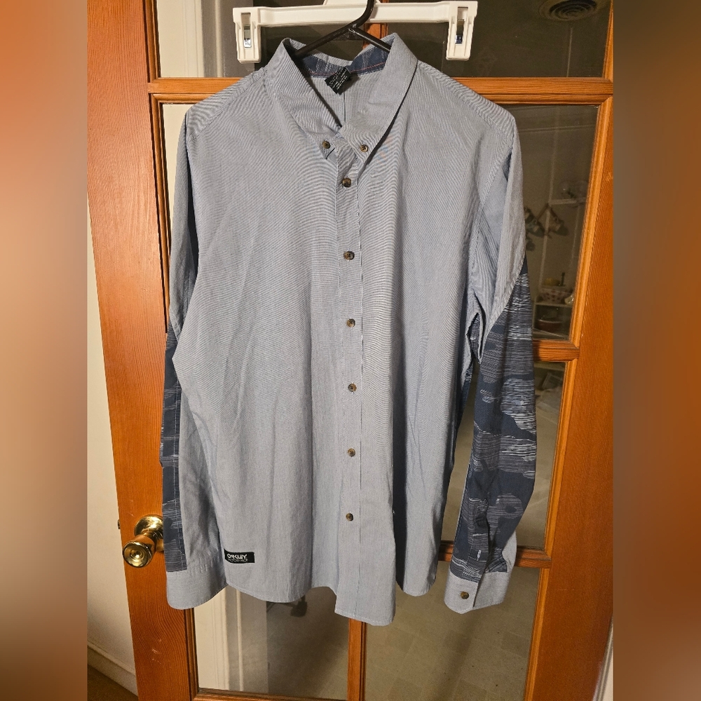 Oakley Men's Blue Button-Up Shirt Large